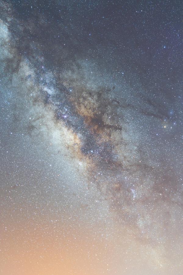 10 Tributo | Generazioni sotto lo stesso cielo, a cui le stelle fanno un tributo, testimoniandone il passaggio del tempo
e custodendone il dolce ricordo | Via Lattea ripresa con astroinseguitore | Fotografa Yesica Nieves