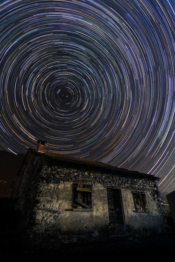 9 Tributo | Generazioni sotto lo stesso cielo, a cui le stelle fanno un tributo, testimoniandone il passaggio del tempo e custodendone il dolce ricordo | Startrail con stelle in movimento | Fotografa Yesica Nieves